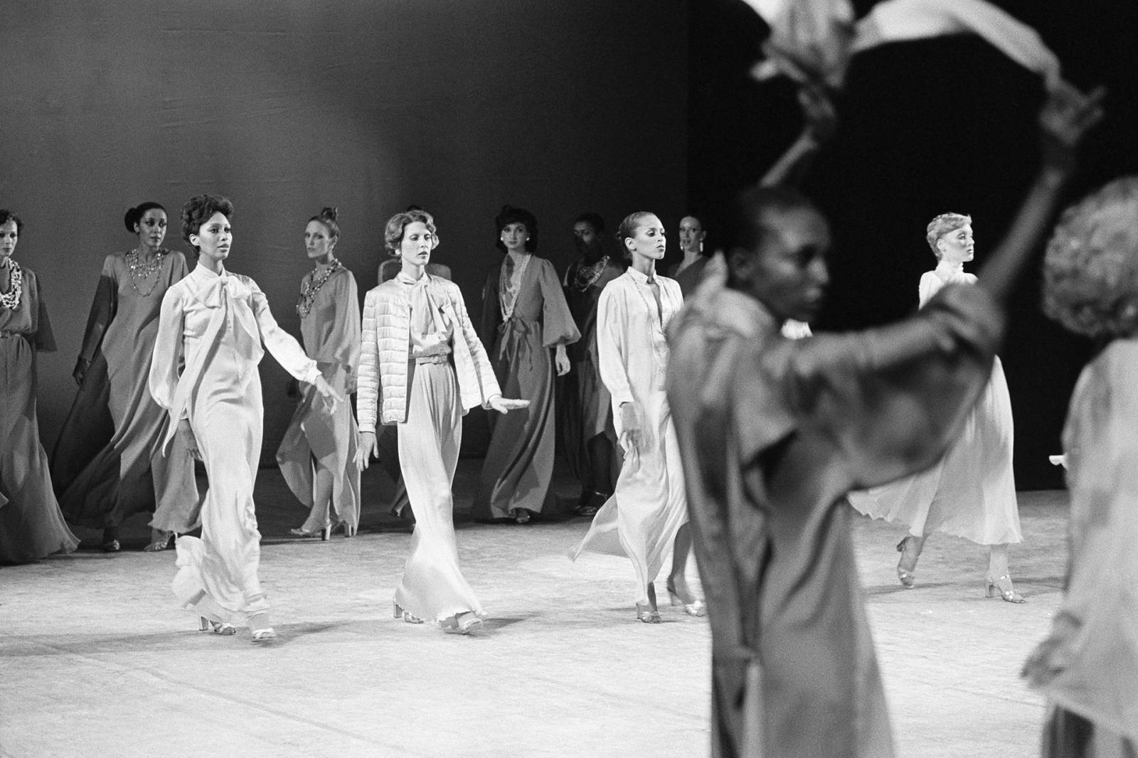 Modelki prezentujące ubrania w czasie „Bitwy o Wersal”, 1973 rok (Fot. Alain Dejean/Getty Images)