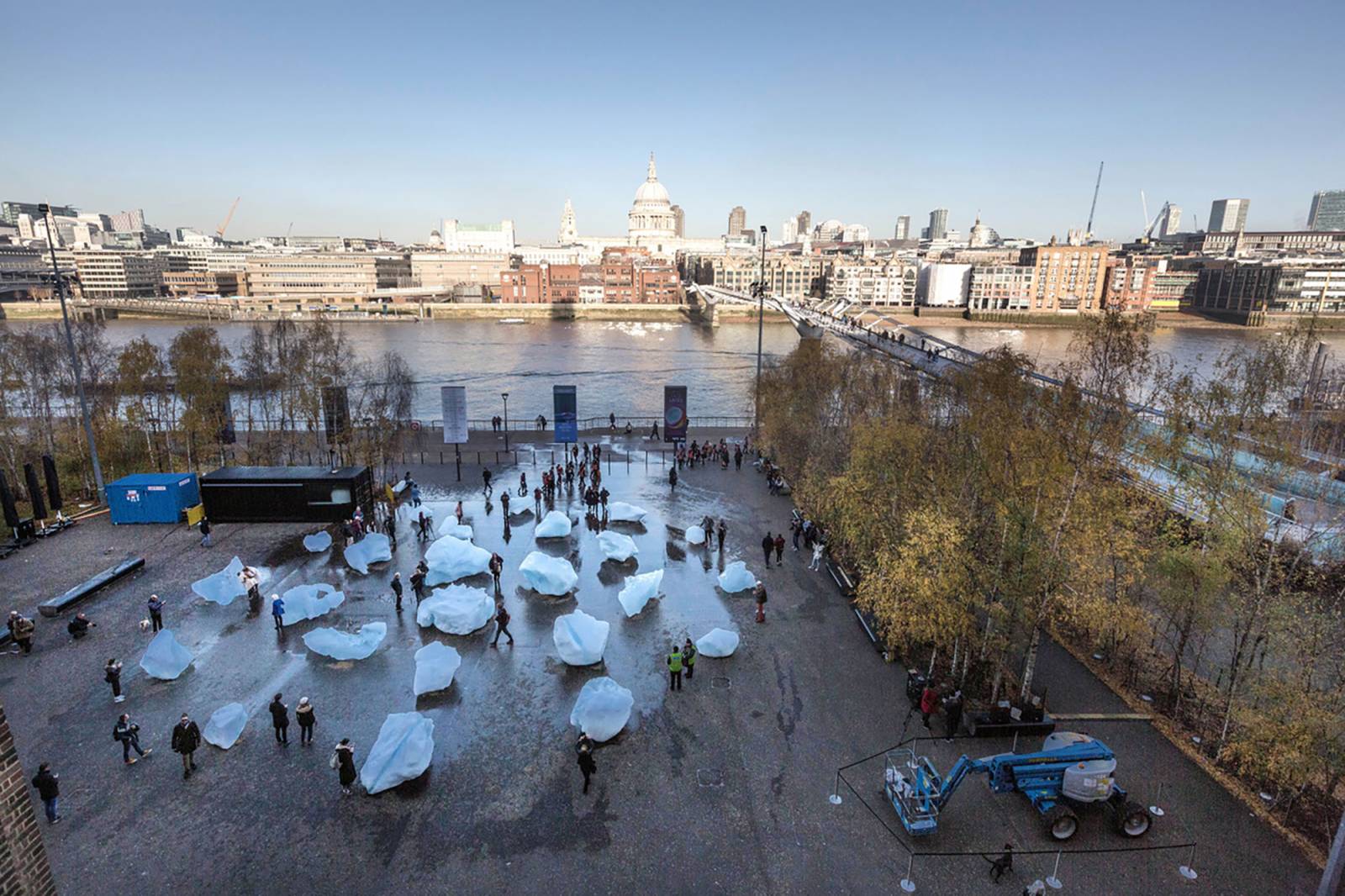 Olafur Eliasson i Minik Rosing. Ice Watch, 2014 (Fot. Tanya Bonakdar Gallery, New York / Los Angeles. © 2014 Olafur Eliasson )