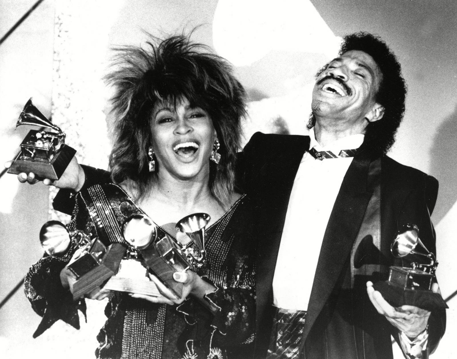 Tina Turner i Lionel Richie na rozdaniu nagród Grammy, 1985 rok (Fot. Lennox Mclendon/AP/Shutterstock)