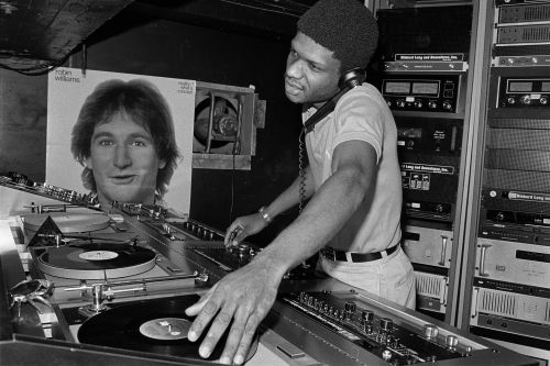 DJ Larry Levan podczas setu w Paradise Garage w Nowym Jorku, 1979 rok