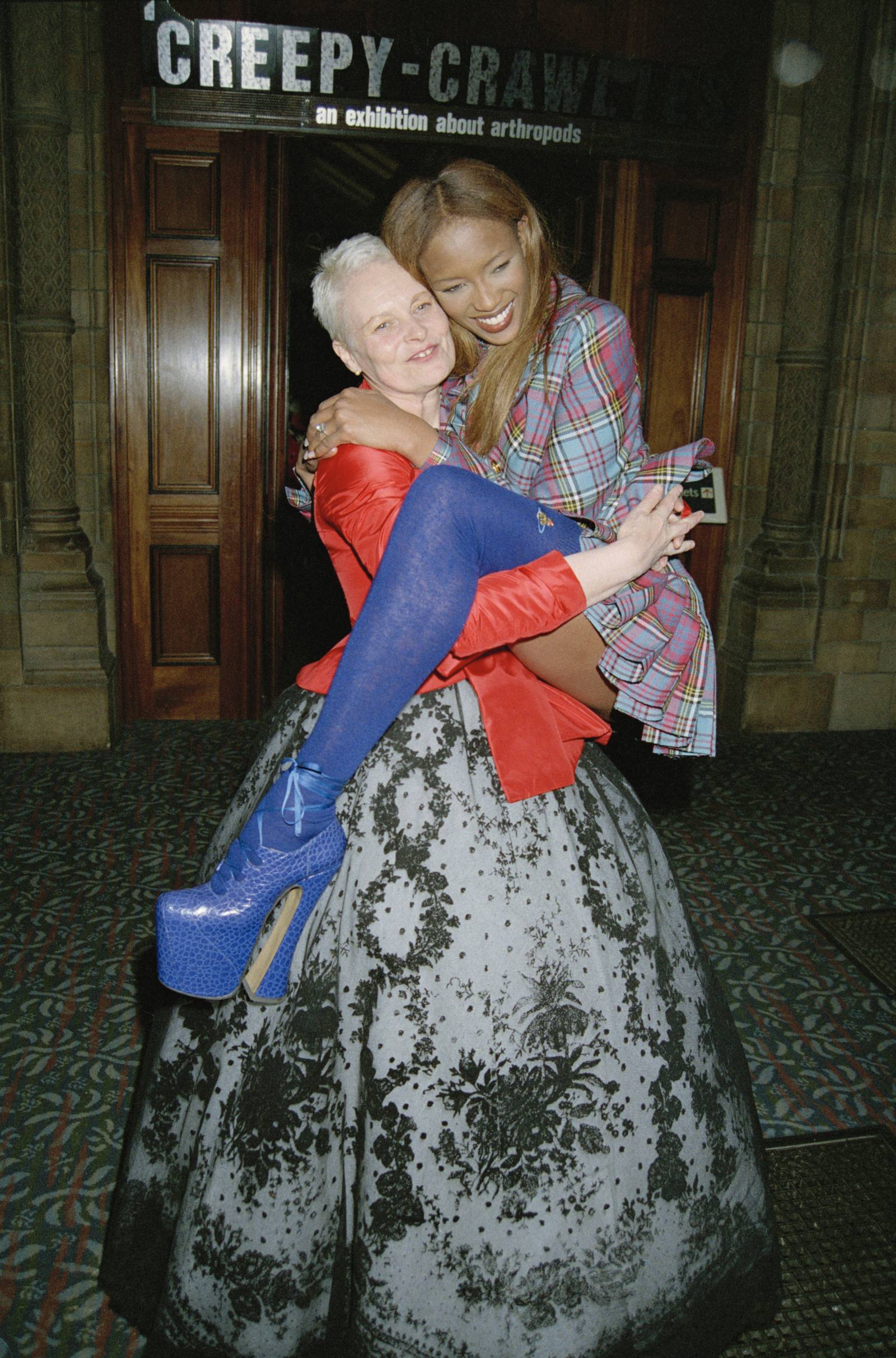 Vivienne Westwood i Naomi Campbell podczas London Fashion Week w 1993 roku / Fot. Dave Benett, Getty Images
