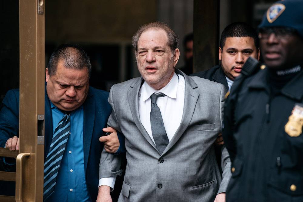 Harvey Weinstein wychodzi z sądu (Fot. Getty Images)