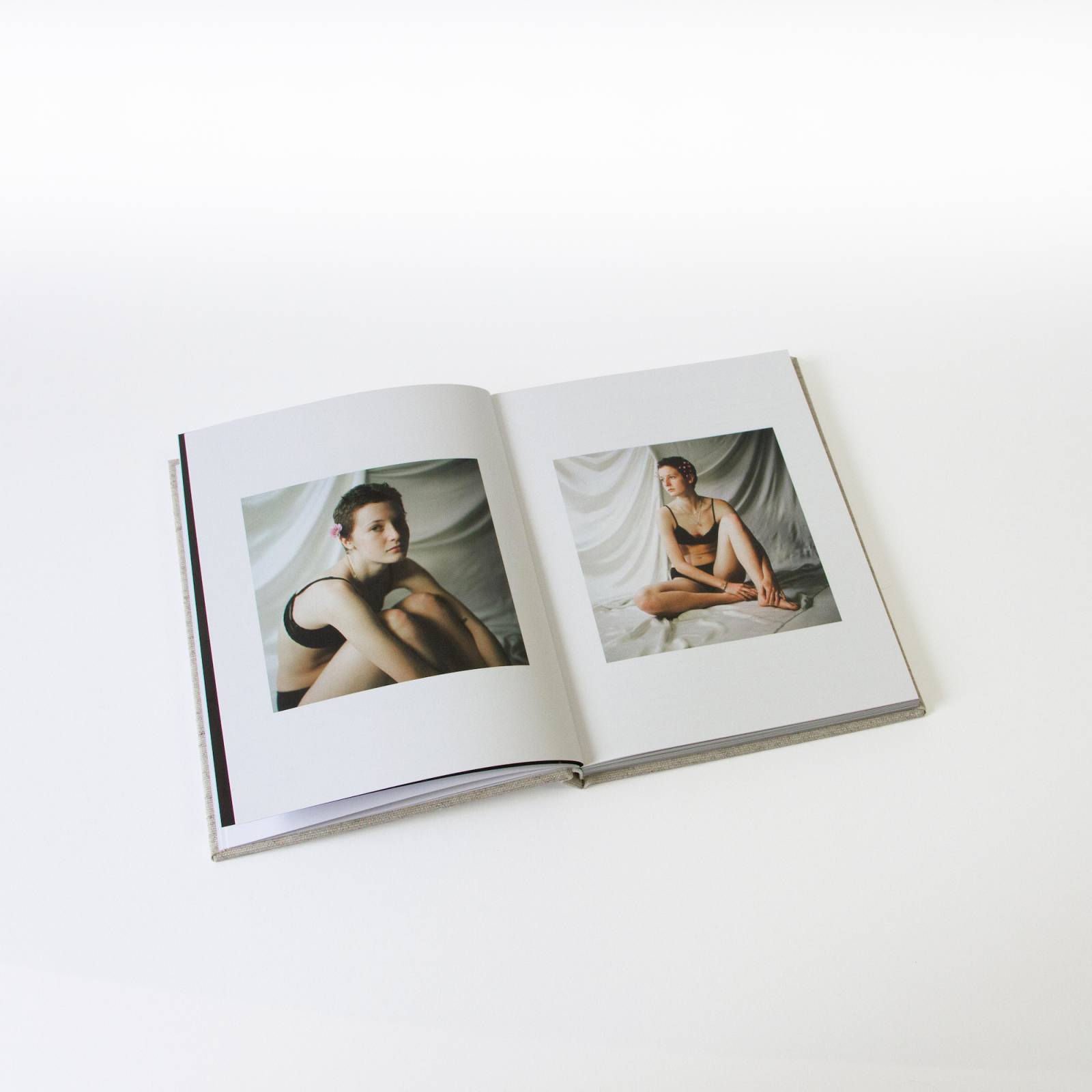 Projekt „Women Body Acceptance” teraz w formie książki. Najpiękniejsze portrety kobiet z projektu „Women Body Acceptance” fotografka Marta Karkosa wydała w formie książki okraszonej opowieściami bohaterek.