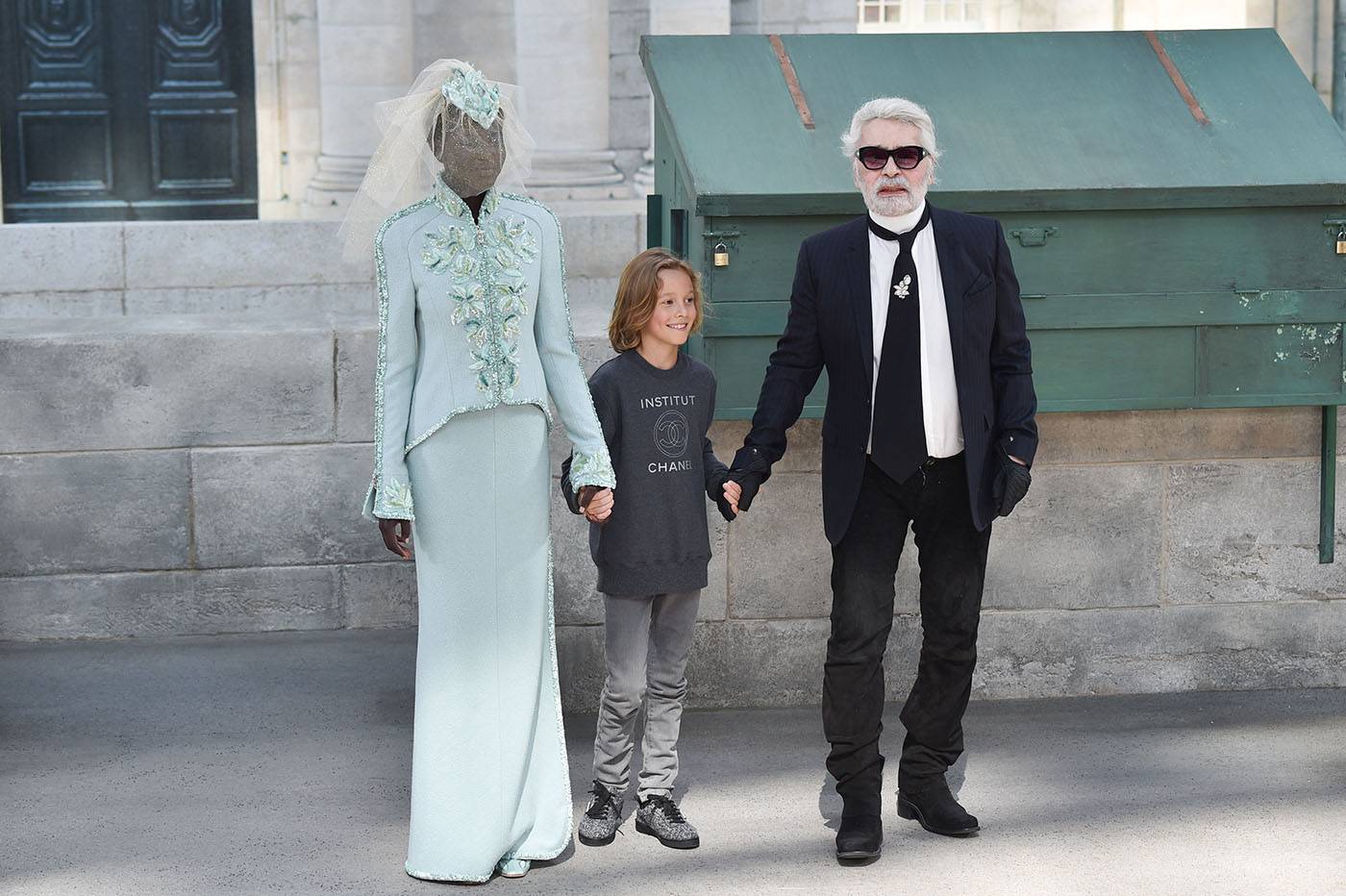 Z Karlem Lagerfeldem w finale pokazu Chanel haute couture jesień-zima 2018-2019(Fot. Getty Images)