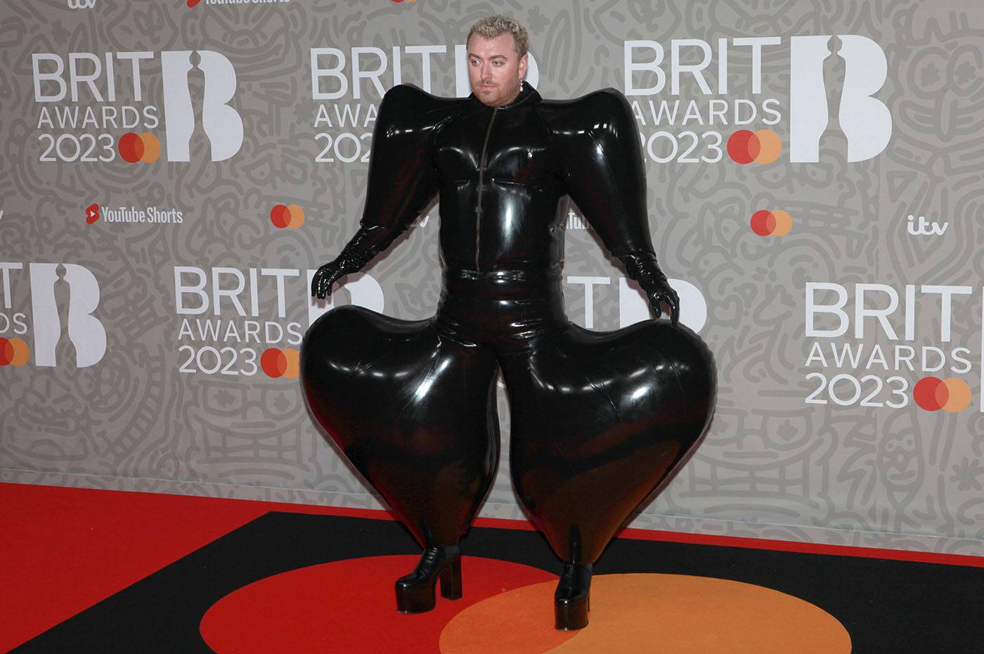 Sam Smith na 43. gali nagród BRIT Awards w projekcie Arena (Fot. LANDMARK MEDIA/Alamy Stock Photo)