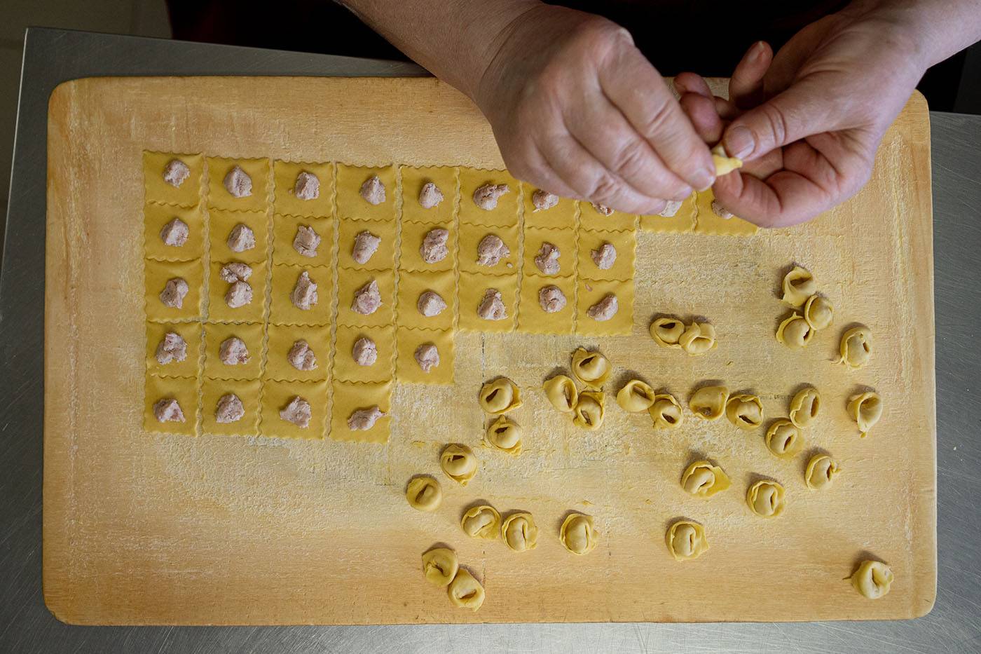 Klejenie tortellini (Fot. Małgorzata Minta)