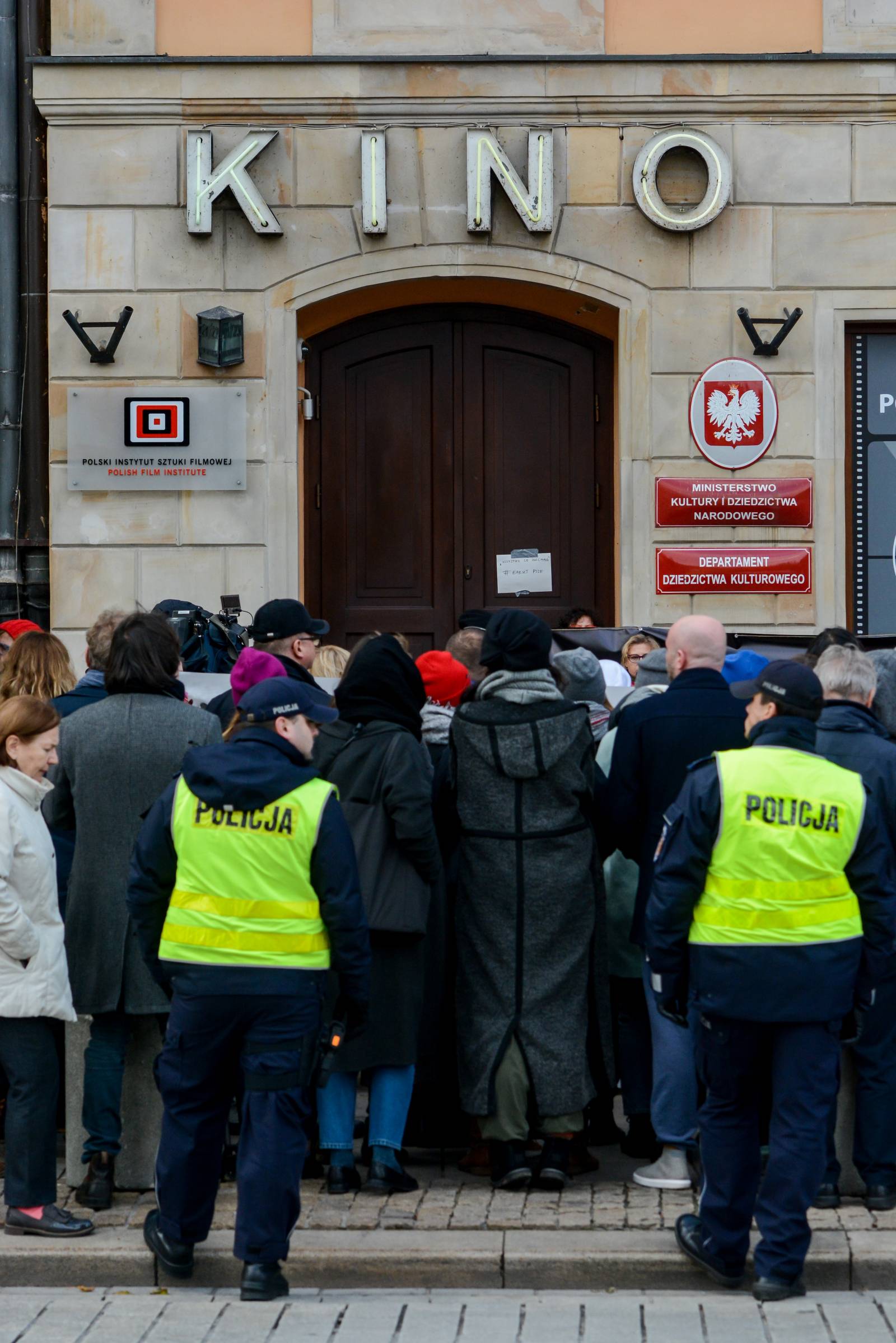 Manifestacja aktorow i tworcow filmowych przed siedziba Polskiego Instytutu Sztuki Filmowej. / Fot. Mariusz Gaczynski/East News