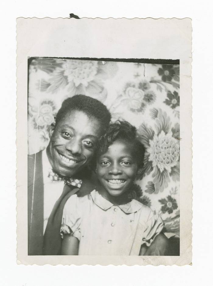 Z najmłodszą siostrą Paulą / Fot. Kolekcja Smithsonian National Museum of African American History and Culture, podarowany przez The Baldwin Family