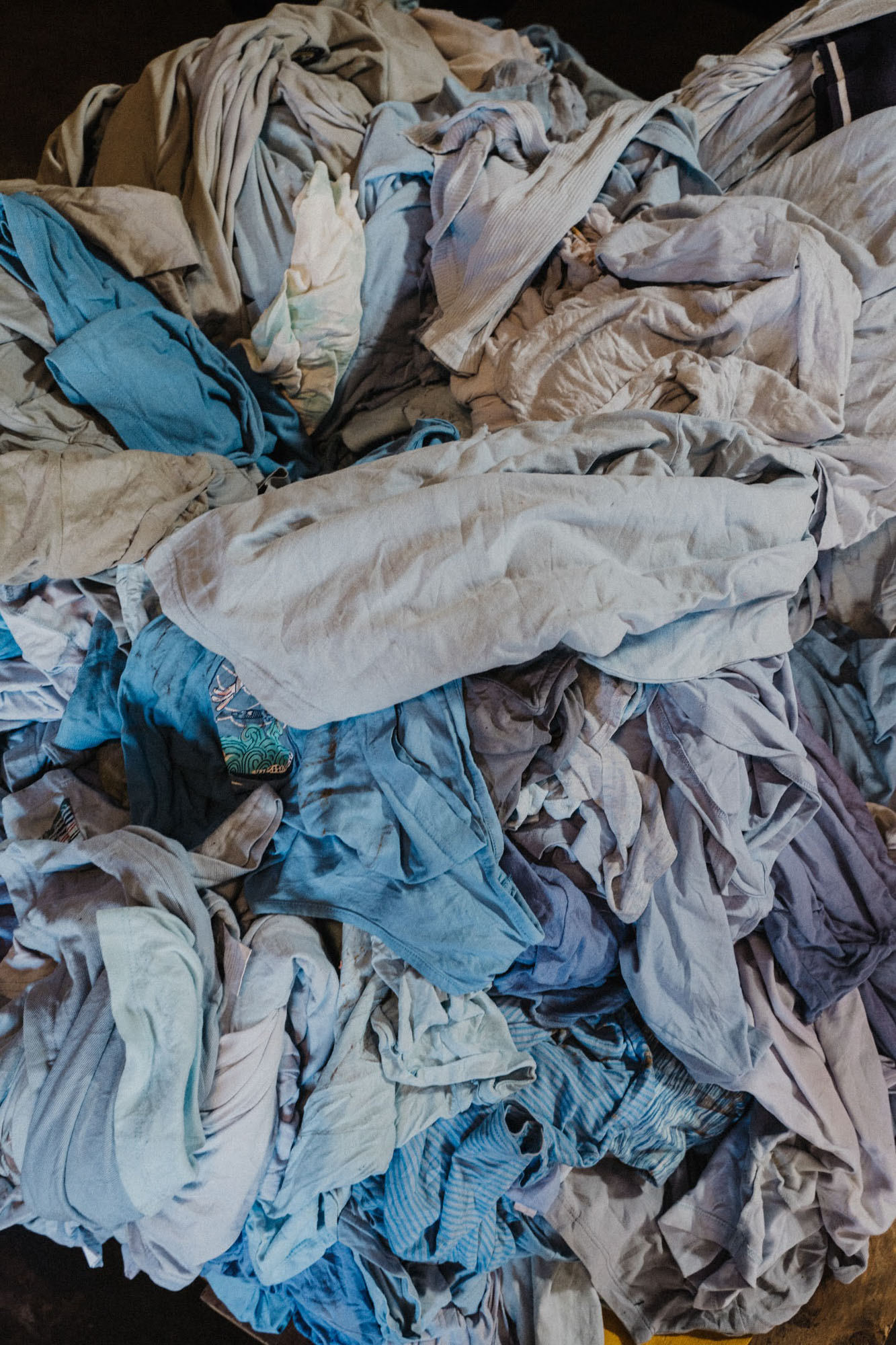 Pogotowie krawieckie na targu Kantamanto. T-shirty przeznaczone na recykling w laboratorium The Or Foundation (Fot. Mikołaj Mikucki)