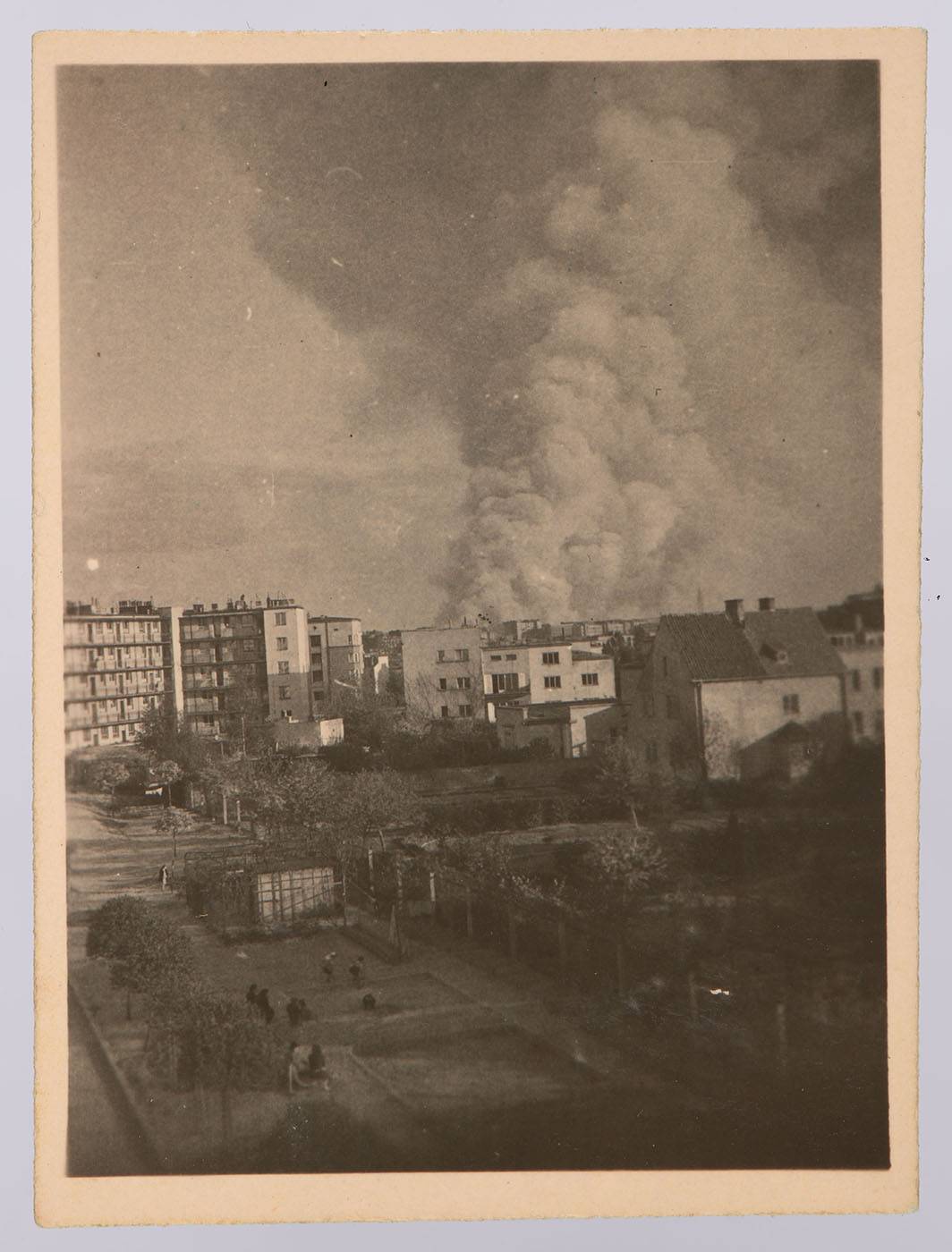 Dym nad płonącym gettem warszawskim – zdjęcie zrobione z mieszkania przy ul. Mickiewicza 25, 25–26 kwietnia 1943 r. Fot. Bogdan Wójcik, Muzeum Historii Żydów Polskich POLIN, dar Marii Tomiły Wójcik-Siemek 