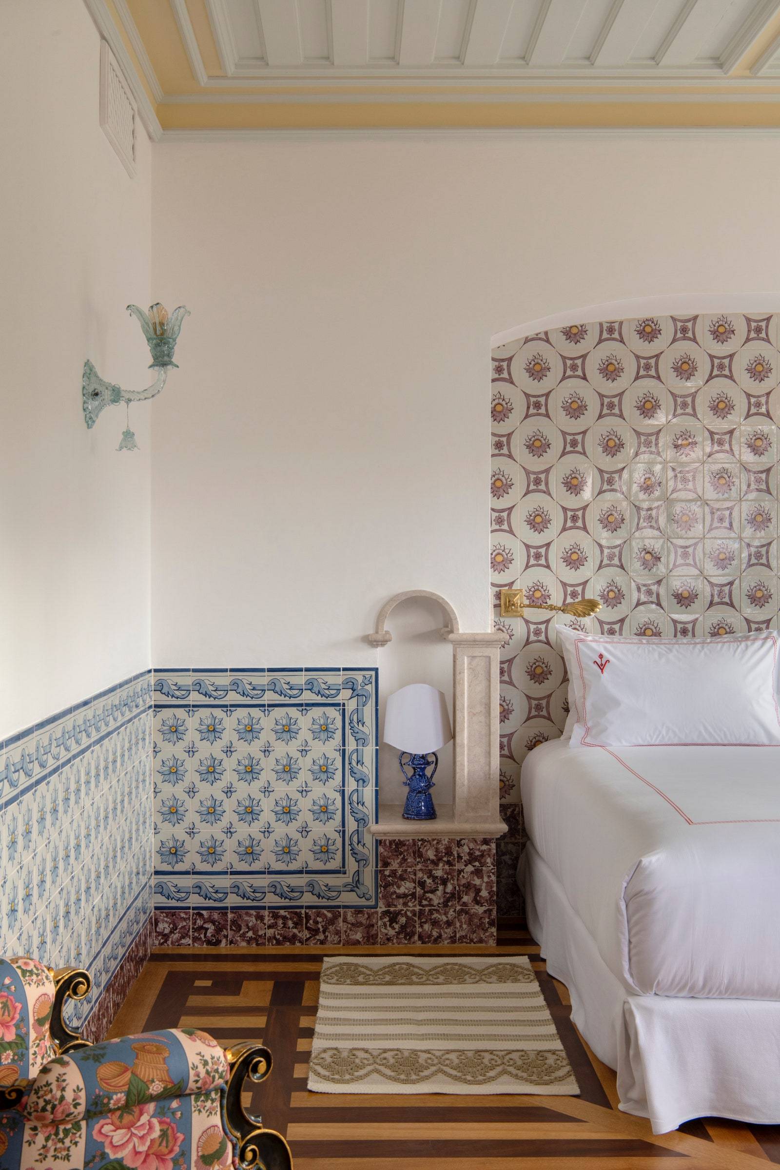 Glazurowane płytki Azulejos de Azeitão tworzą zagłówek w jednej z sypialni na pierwszym piętrze. (Fot. Ambroise Tézenas)