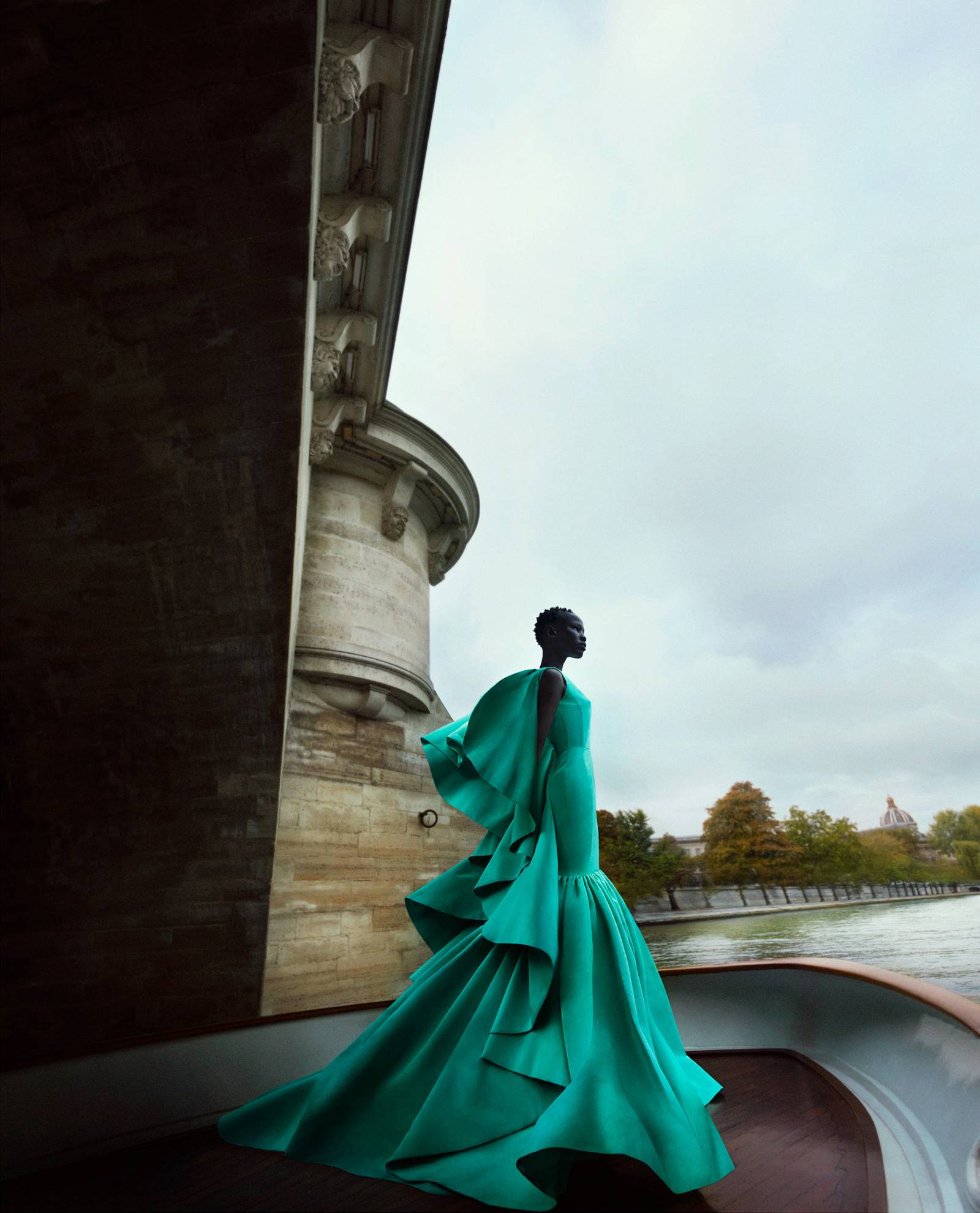 Txema Yeste, Shanelle on Pont Neuf, Paris, 2018, Staley-Wise Gallery (© Txema Yeste / Courtesy Staley-Wise Gallery, New York)