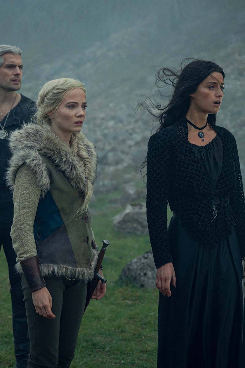 Kadr z trzeciego sezonu serialu „Wiedźmin. Od lewej: Henry Cavill jako Geralt, Freya Allan jako Ciri i Anya Chalotra jako Yennefer. (Fot. Materiały prasowe)
