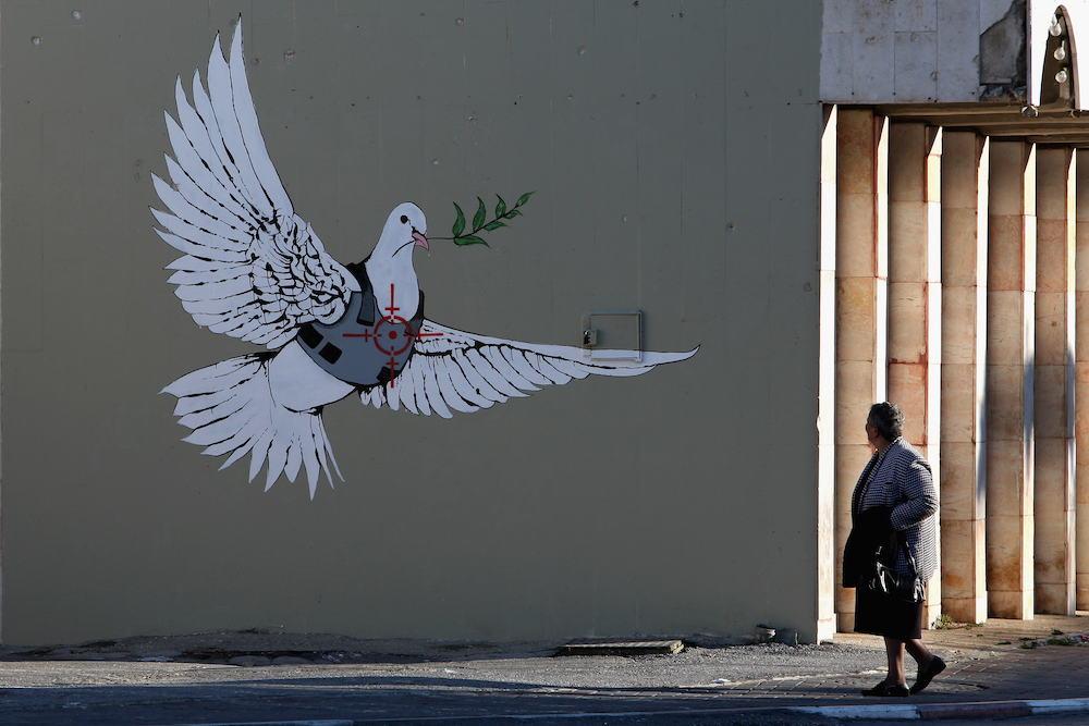 Praca Banksyego na murze na Zachodnim Brzegu (Fot. Getty Images)