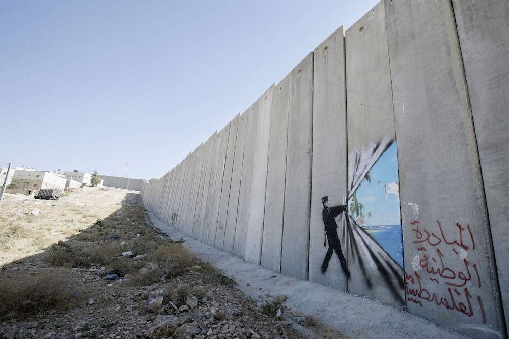 Praca Banksyego na murze na Zachodnim Brzegu (Fot. Getty Images)