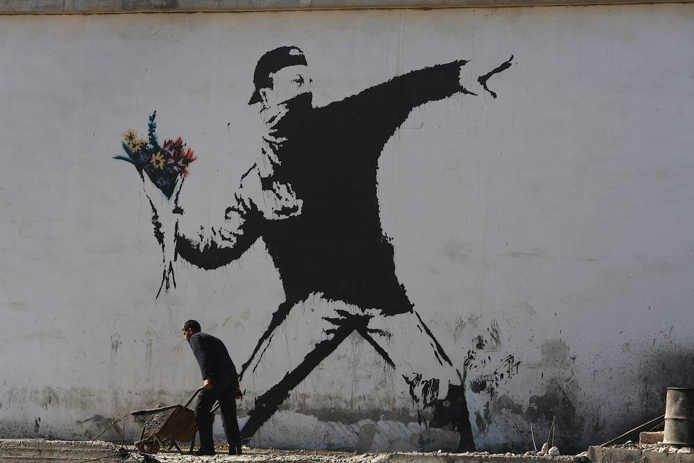 Praca Banksyego na murze na Zachodnim Brzegu (Fot. Getty Images)