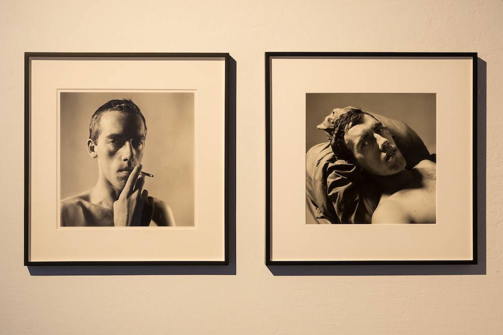 Po lewej: Peter Hujar, David Wojnarowicz Smoking, 1981/2018; po prawej: Peter Hujar, David Wojnarowicz, 1981/2016 (Fot. dzięki uprzejmości the Estate of David Wojnarowicz and P·P·O·W Gallery, New York)
