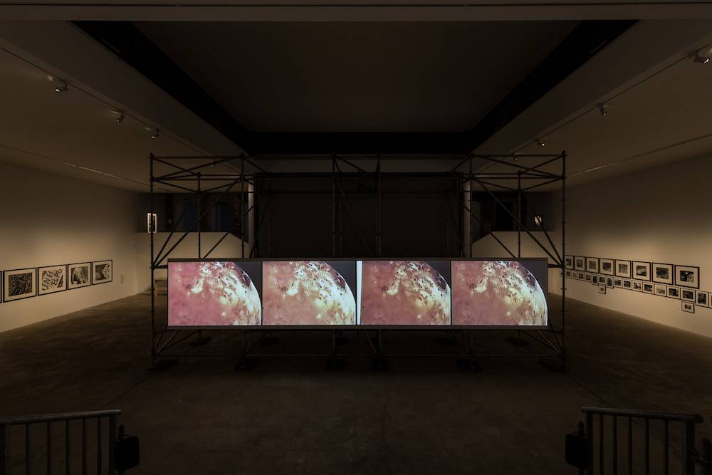 David Wojnarowicz i Ben Neill, ITSOFOMO – In the Shadow of Forward Motion, 1989/2018 (Fot. dzięki uprzejmości Marion Scemama, zdjęcie: Frank Sperling)
