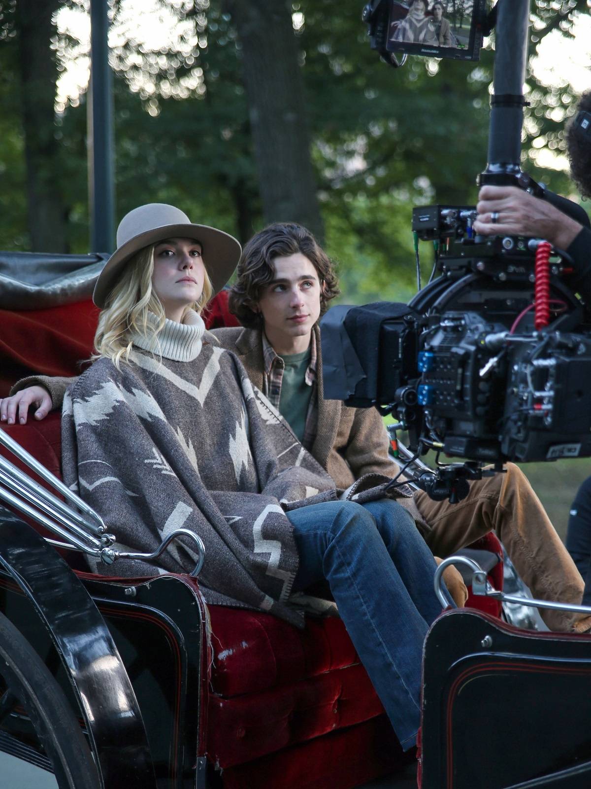 Elle Fanning i Timothee Chalamet na planie filmu