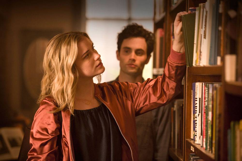 Elizabeth Lail i Penn Badgley w seriau „Ty”