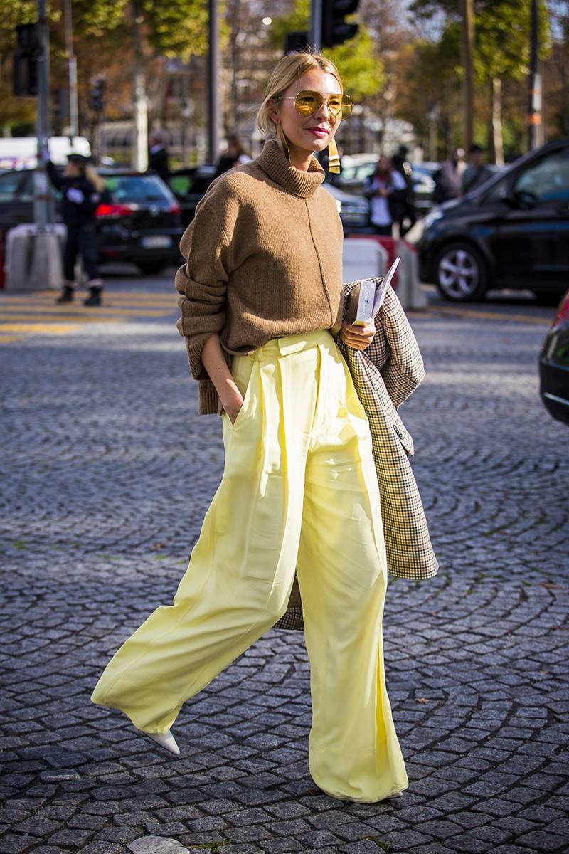 Street style podczas paryskiego tygodnia mody (Fot. Claudio Lavenia/Getty Images)