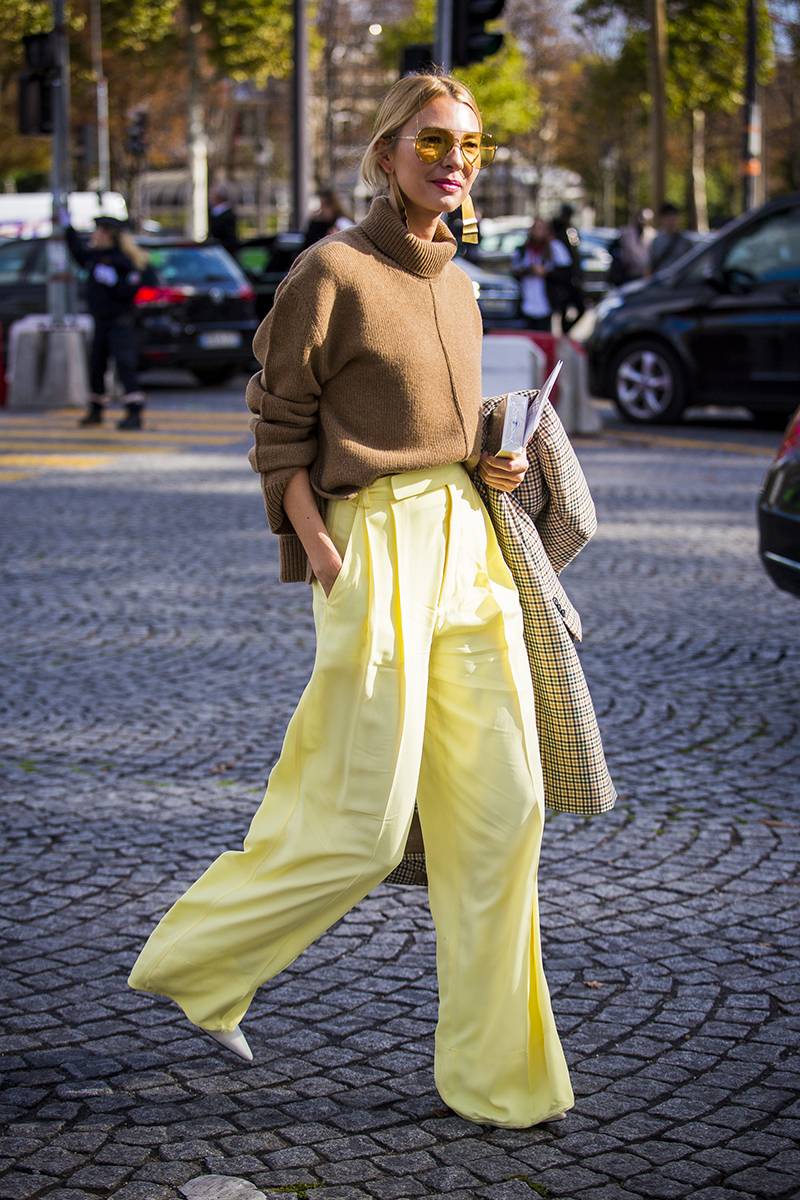 Street style podczas paryskiego tygodnia mody (Fot. Claudio Lavenia/Getty Images)