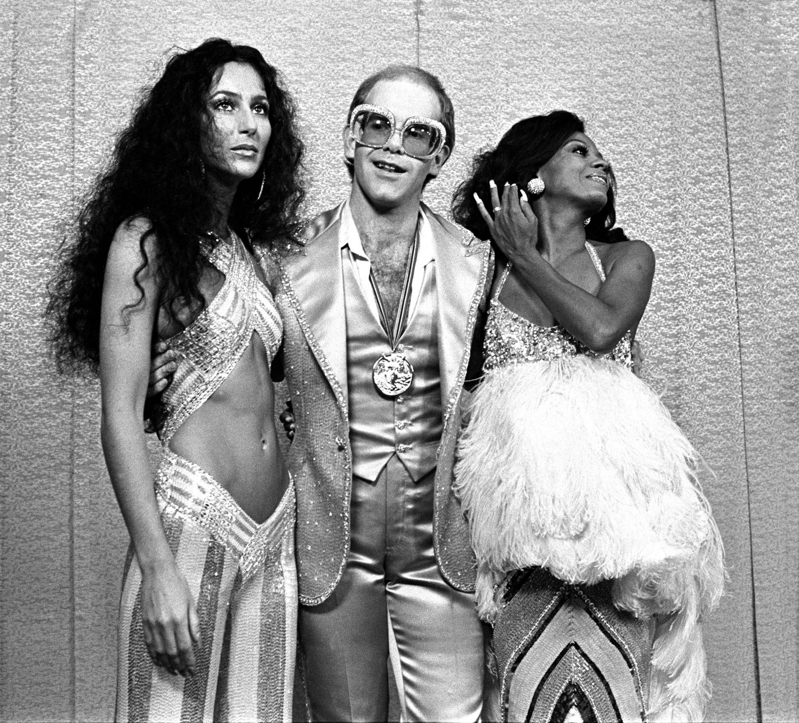 Cher, Elton John i Diana Ross na gali Rock Awards w Santa Monica Civic Auditorium, 1975 (Fot. Mark SullivanContour by Getty Images)