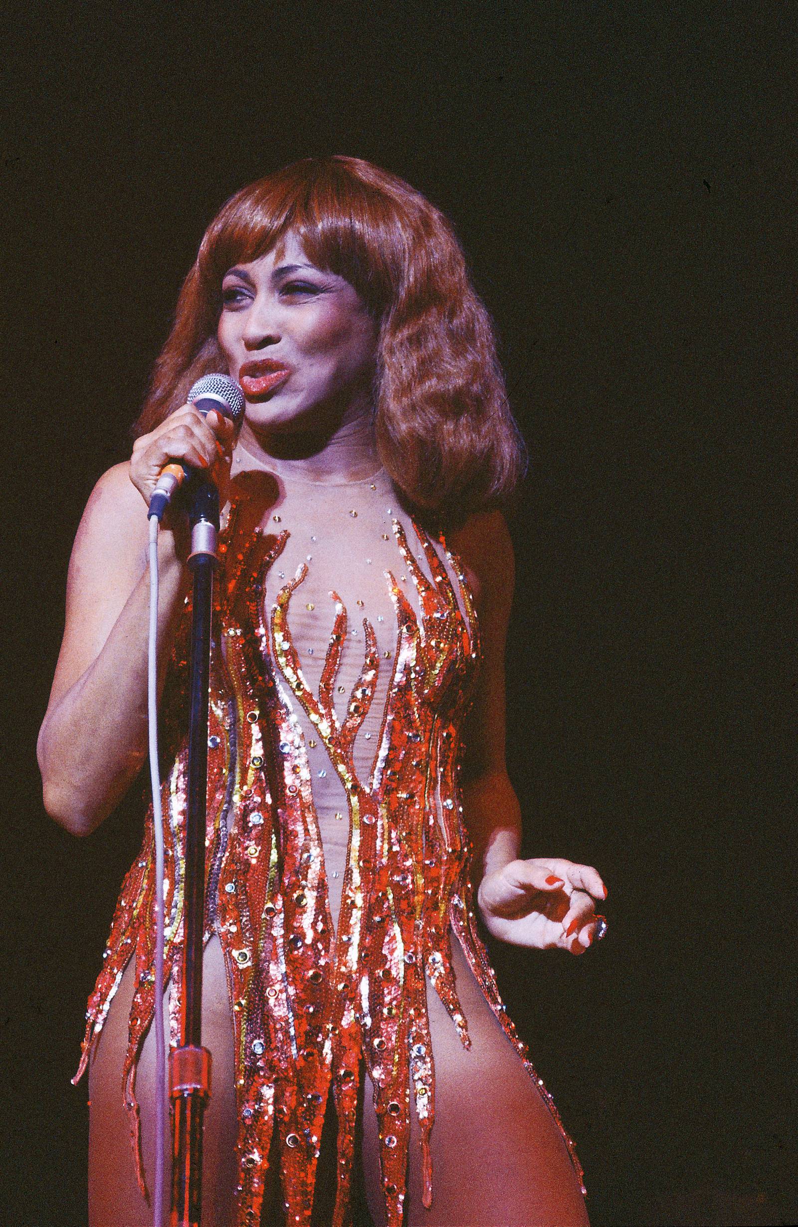 Tina Turner w sukience „Flame” projektu Boba Mackie, 1980 (Fot. Gai Terrell, Redferns. Getty Images)