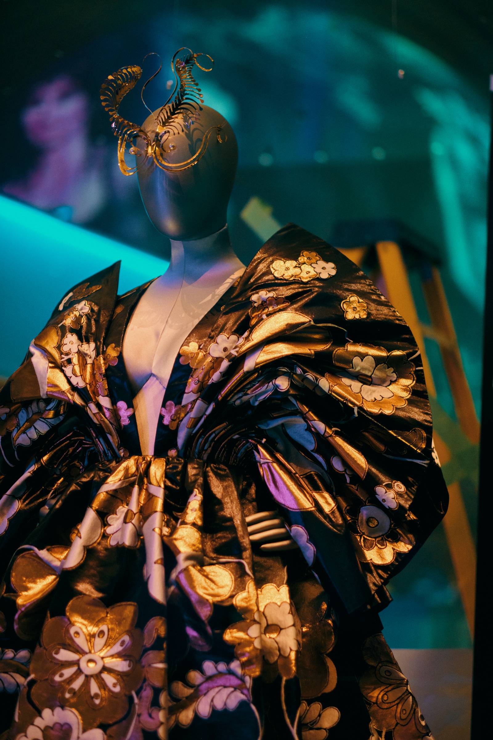 Sceniczny strój Björk: suknia Valentino, maska James Merry, wystawa „Diva” Victoria & Albert Museum (Fot. Jamie Stoker, V&A)