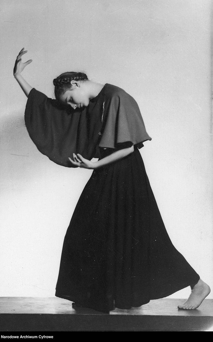 Danuta Kwapiszewska, tancerka. Fotografia sytuacyjna wykonana w atelier, Salon Fotografii Artystycznej Halina Skowrońska p.f. RAFAEL, 1939, NAC