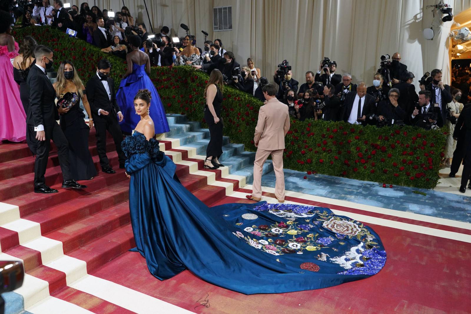 Taylor Hill w sukni Miss Sohee na MET Gali 2022 (fot. Getty Images)