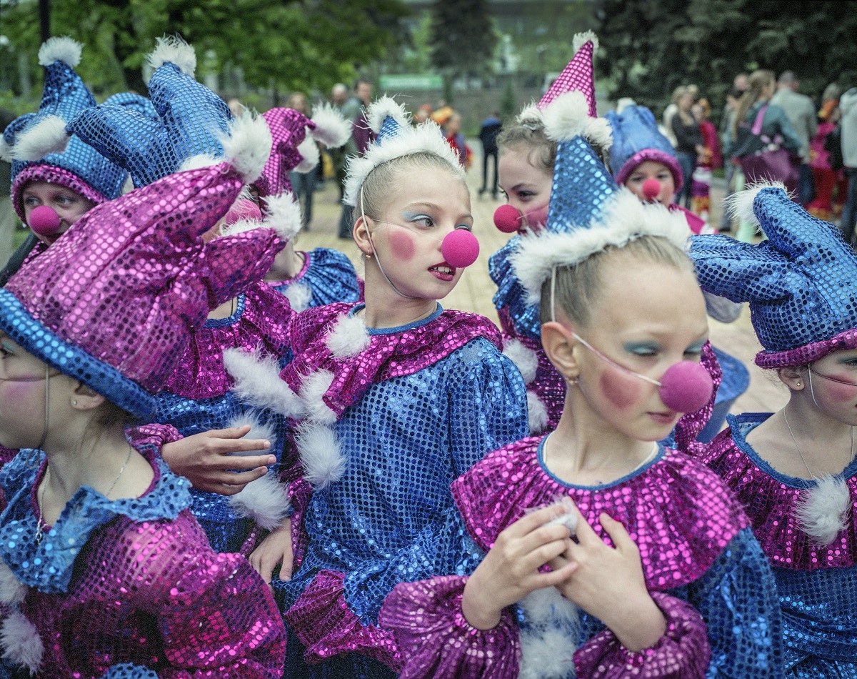 1 maja 2015 r., uroczystości pierwszomajowe w Doniecku: Uczniowie przebrani za klaunów czekają, by wystąpić przed publicznością. W warunkach kruchego zawieszenia broni obchodzono w Doniecku Święto Pracy (fot. Justyna Mielnikiewicz)