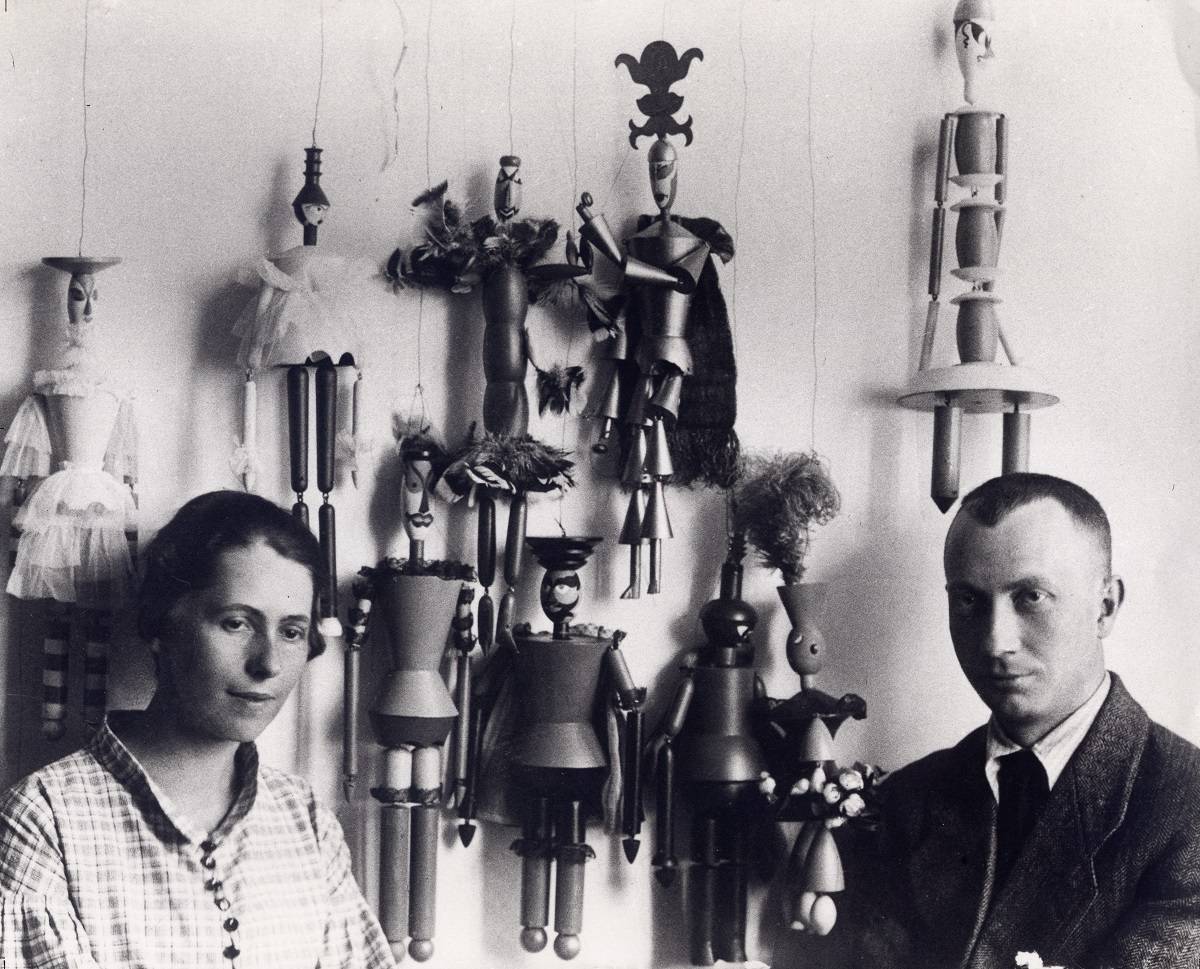Sophie Taeuber i Hans Arp. W tle widać marionetki zaprojektowane przez Sophie do opery Król Jeleń, Zurych, 1918,