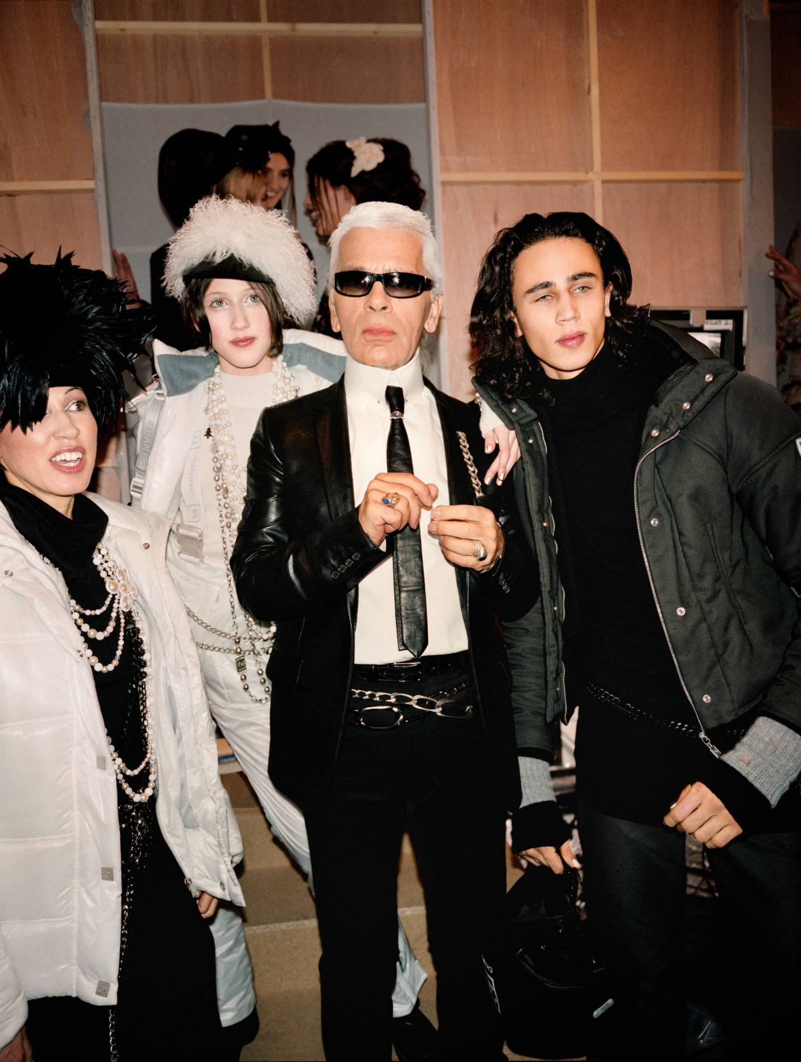 Karl Lagerfeld na backstageu pokazu Chanel jesień-zima 2004 (Fot. Robert Fairer)