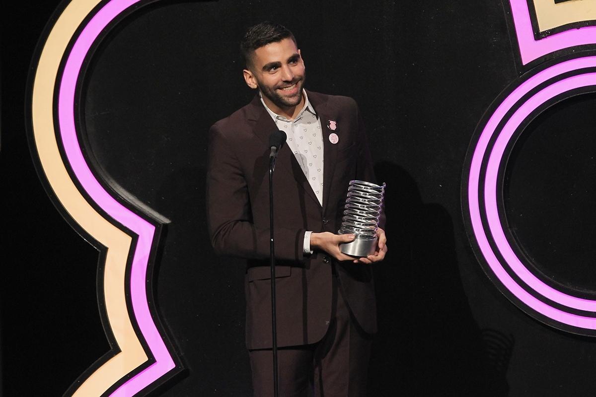 Phillip Picardi odbiera nagrodę podczas corocznej gali Webby w Nowym Jorku