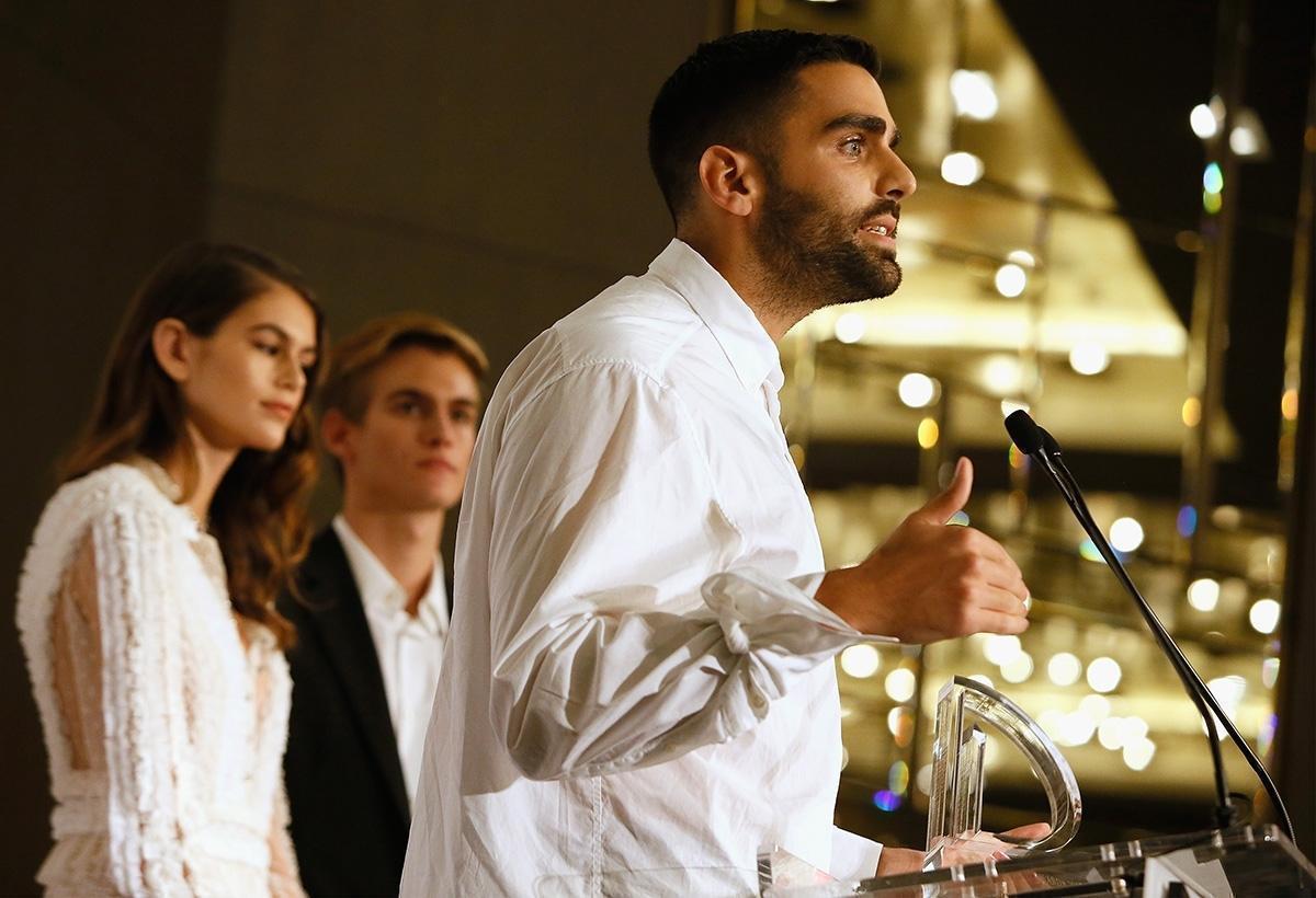 Phillip Picardi odbiera nagrodę dla marki roku TeenVogue.com podczas gali Daily Front Rows Fashion Media Awards.