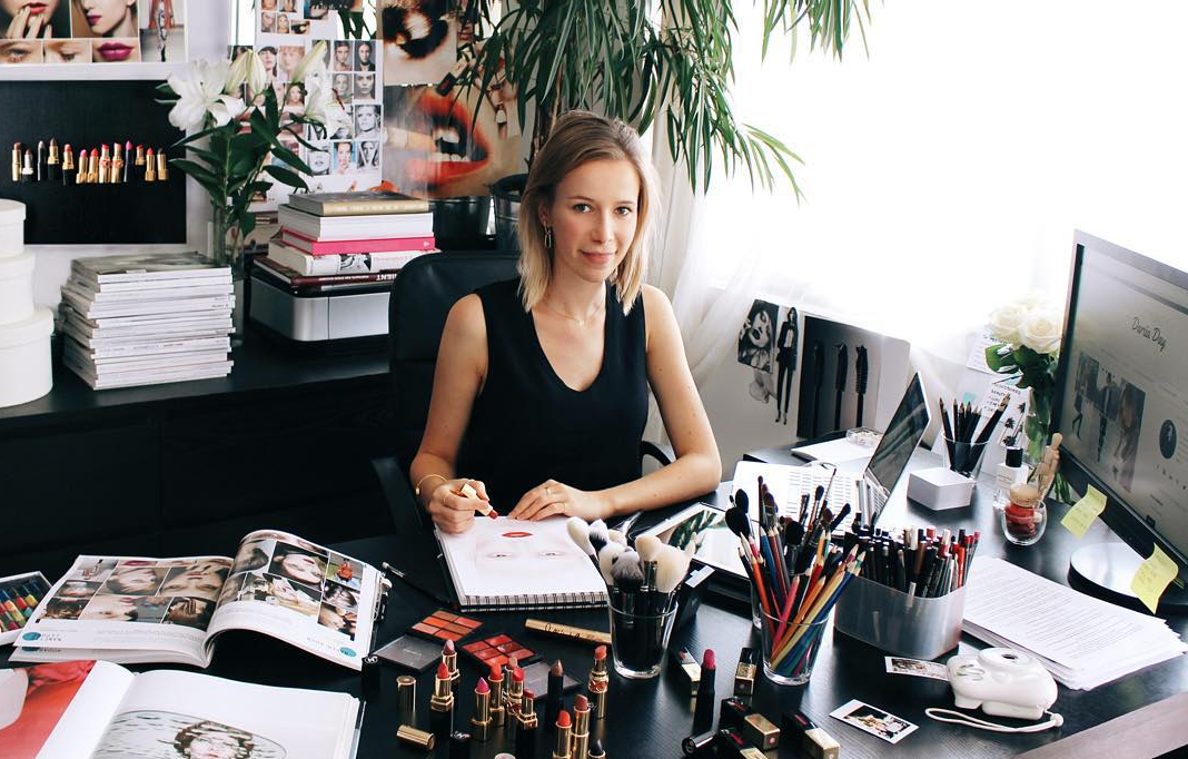 Makijażystka Dariia Day siedząca za biurkiem w swoim paryskim biurze.
