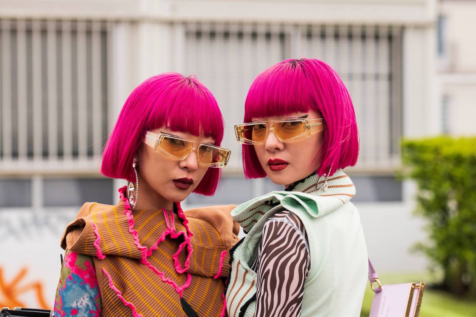 Aya Suzuki i Ami Suzuki z duetu Amiaya ubrane w rzeczy z kolekcji Y-Projecti okulary Courreges (Fot. Getty Images)