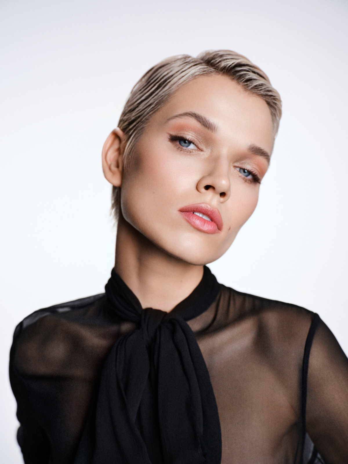 Świąteczno-noworoczny makijaż YSL Beauty to klasyka z twistem. Jak wykonać go krok po kroku pokazuje Damian Duda, make-up artist YSL Beauty.