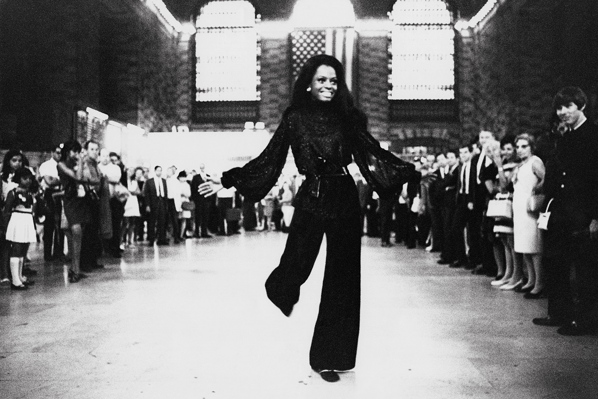 Diana Ross w aksamitnych spodniach YSL, 1968 rok