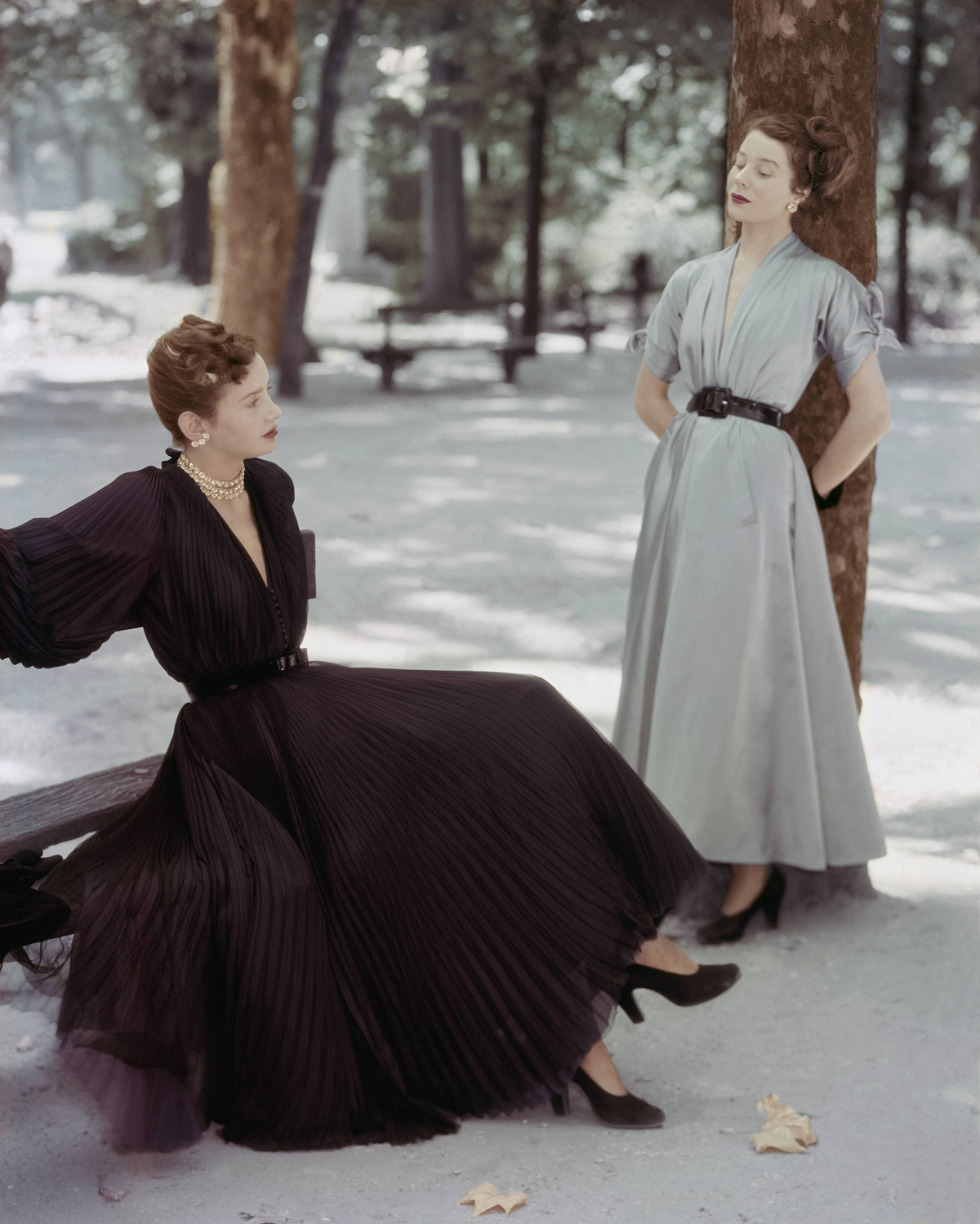 Satynowa, plisowana sukienka Diora z 1947 roku