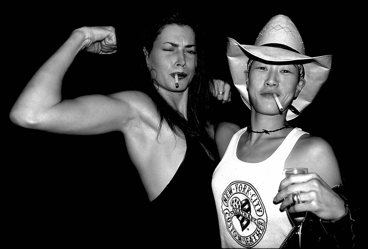 Carre Otis i Jenny Shimizu na imprezie, 1995 rok