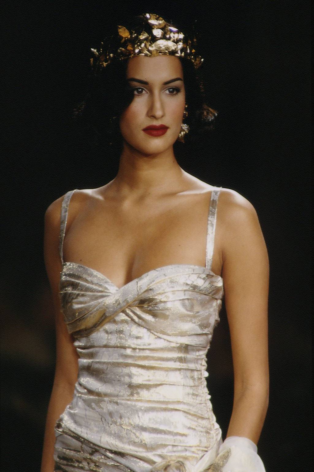 Yasmeen Ghauri na pokazie YSL Couture, 1995