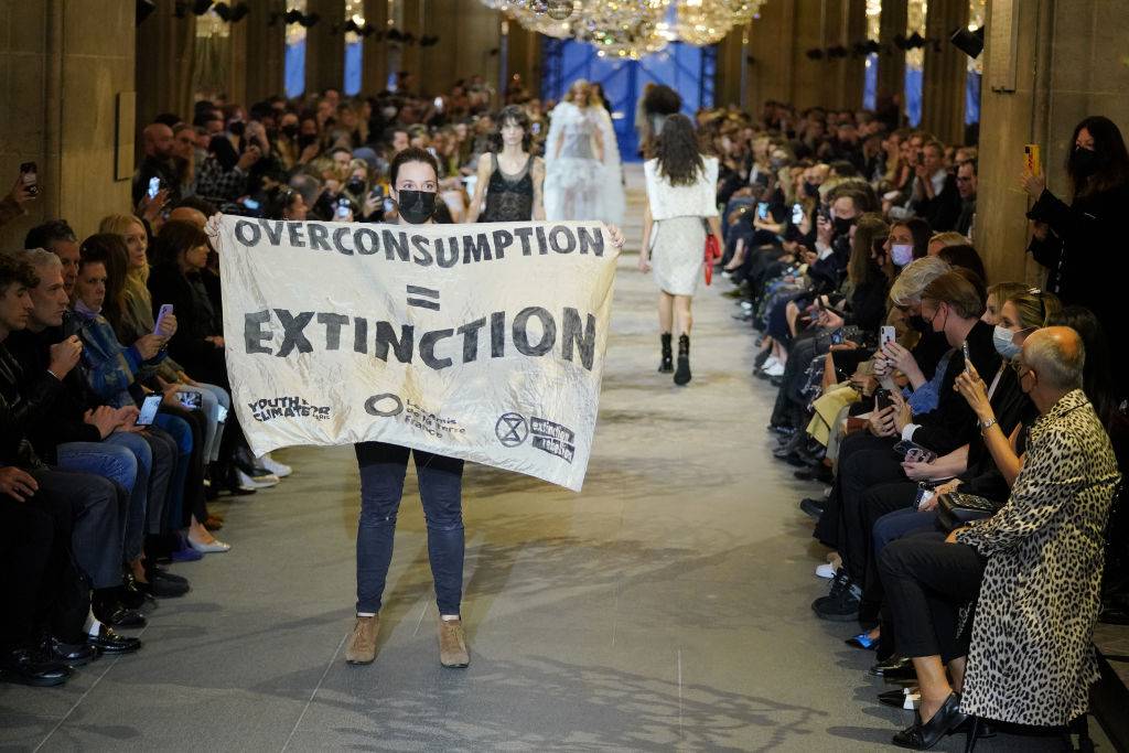 Protest aktywistów klimatycznych Extinction Rebellion podczas pokazu Louis Vuitton w 2021 roku (Fot. Getty Images)