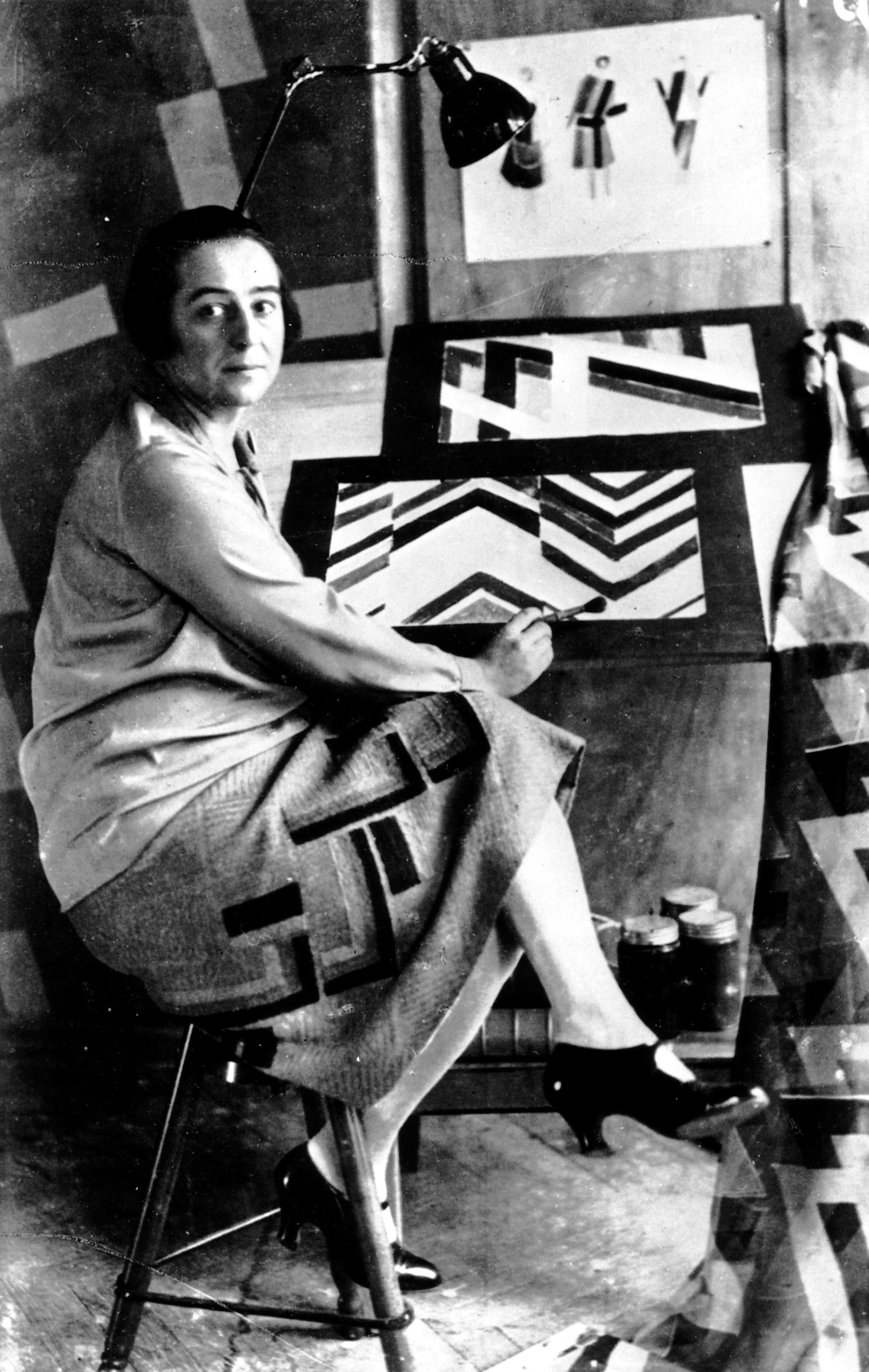 Sonia Delaunay w Altelier Simultané, Paryż, 1924 (Fot. Germaine Krull © Estate Germaine Krull, Museum Folkwang, Essen)