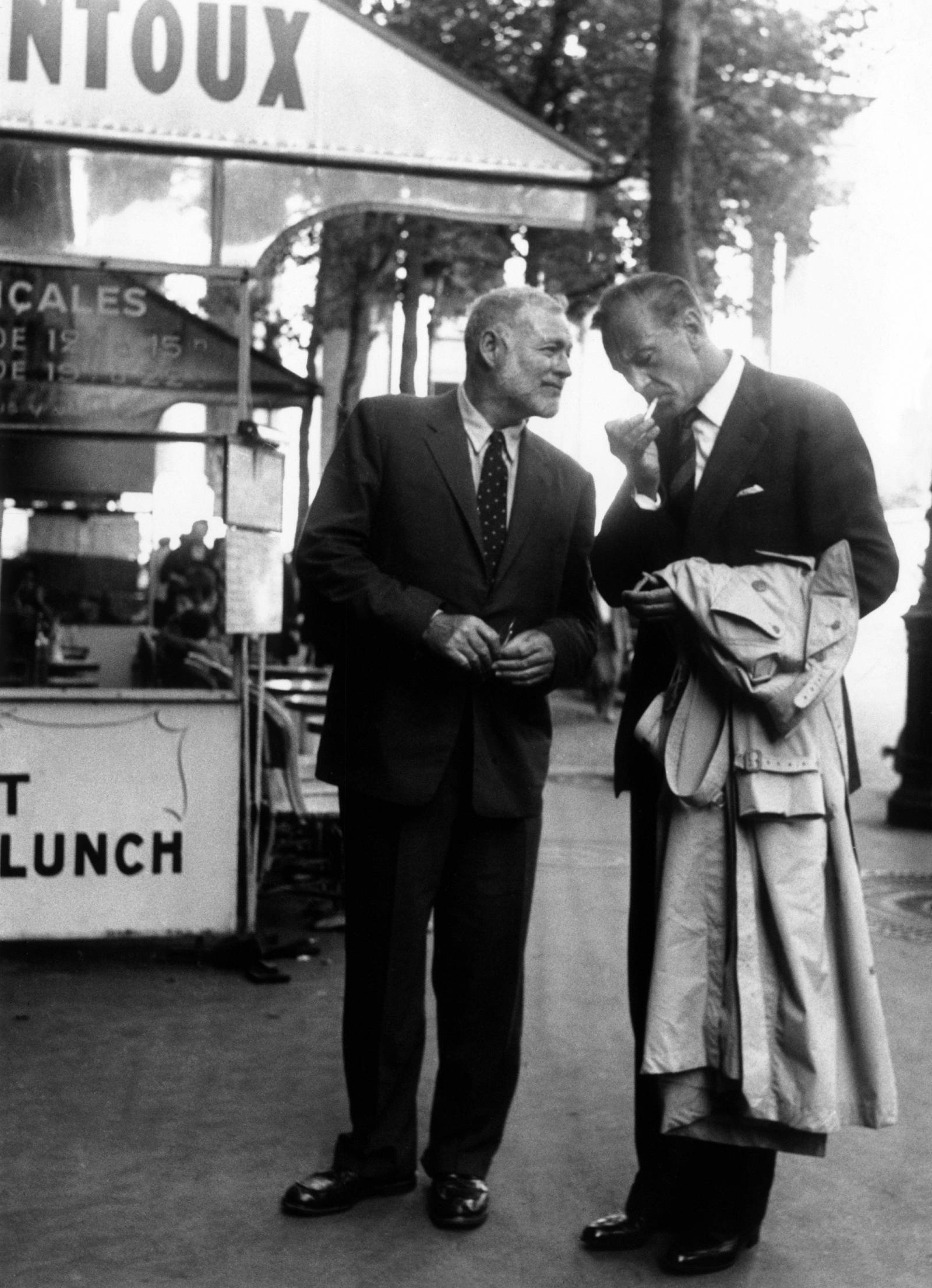 Ernest Hemingway i Gary Cooper
na ulicach Paryża (Fot. Getty Images)