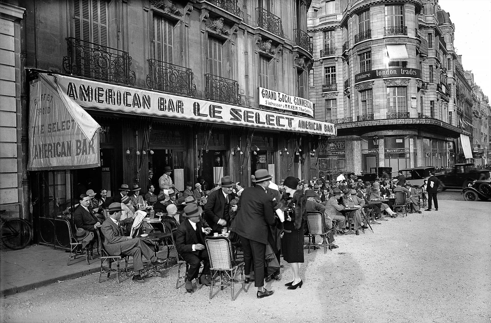 Amerykański bar „Le Select”, przy Avenue des Champs-Elysees, na rogu Rue de Berri, Paryż, 1927 rok (Fot. Getty Images)