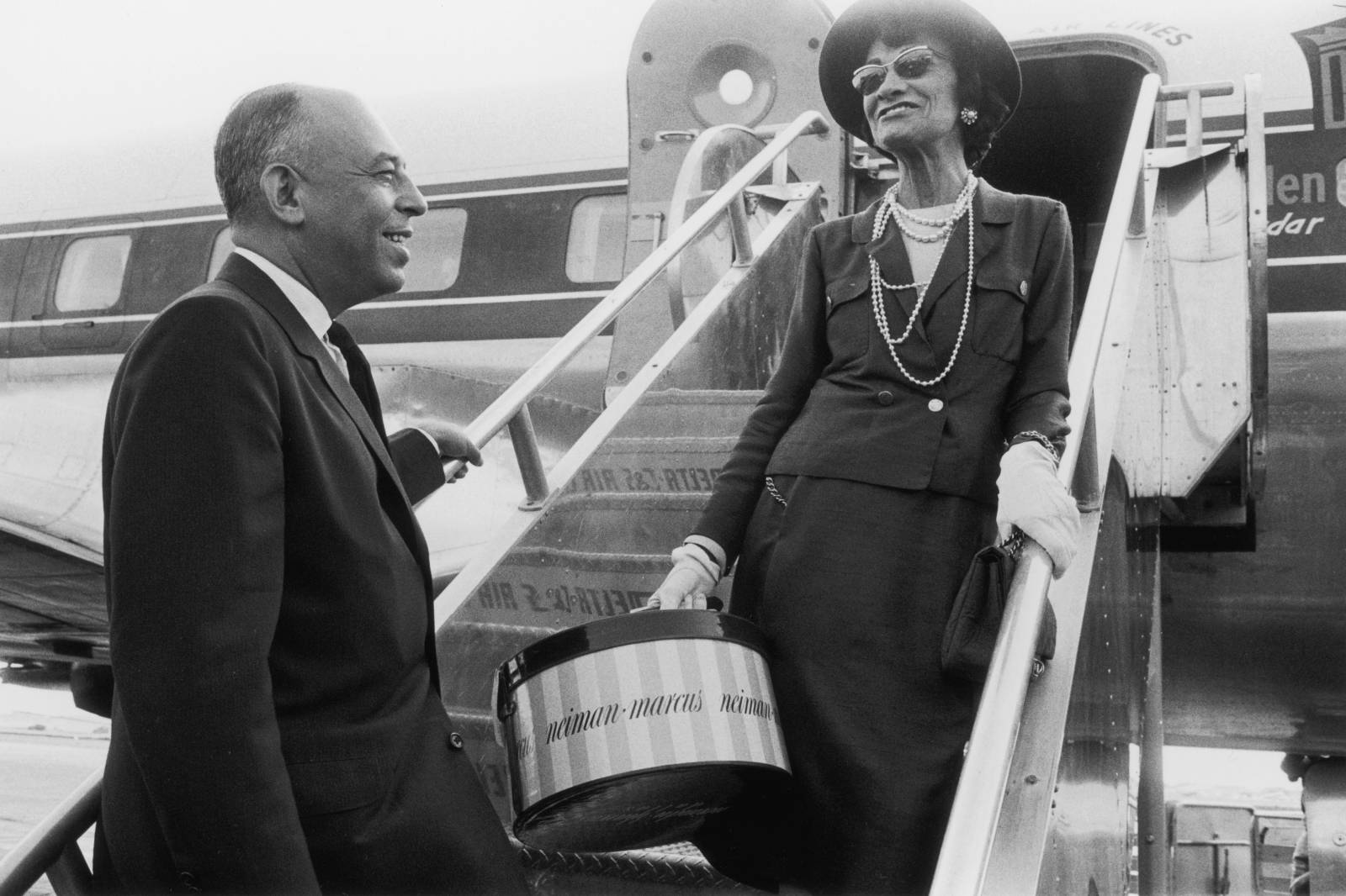 W 1957 roku ze Stanleyem Marcusem (Photo by Shel Hershorn/Hulton Archive/Getty Images)