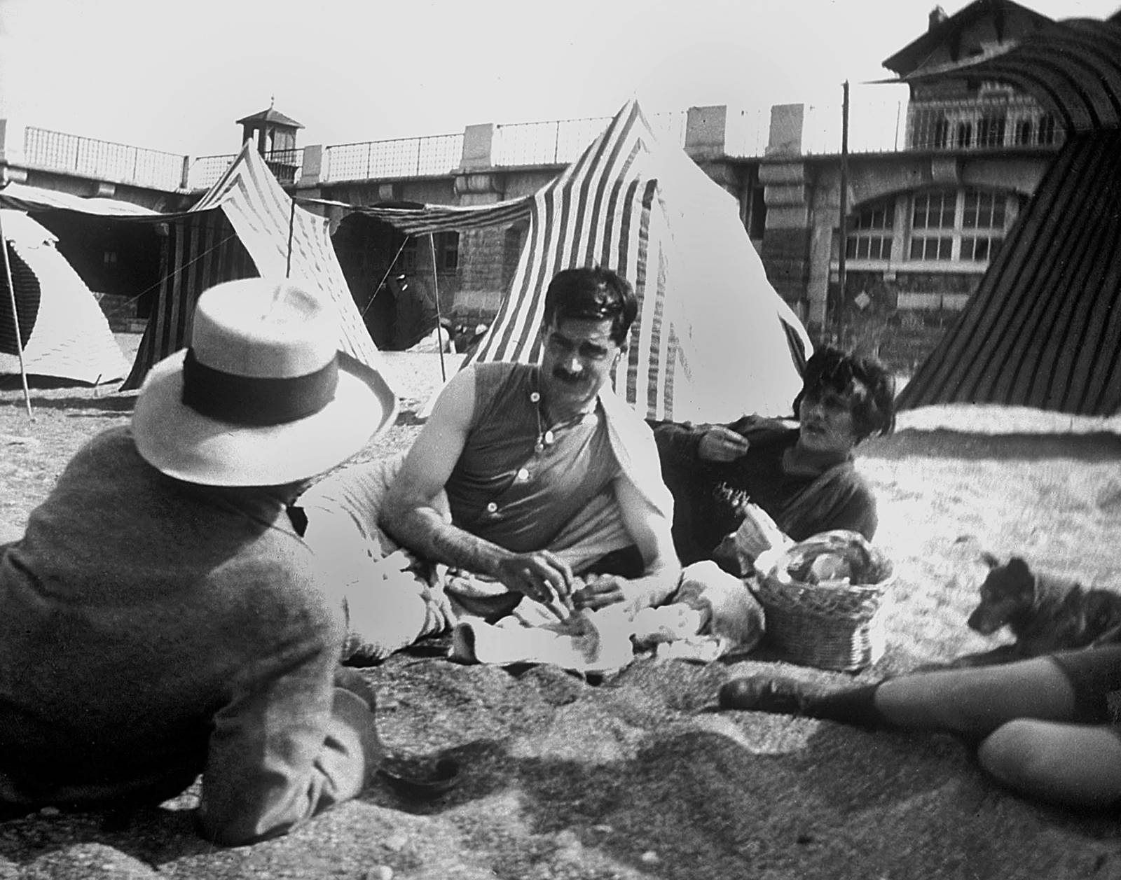 Od lewej: Constent Say, Arthur Boy Capel, Coco Chanel na plaży w 1917 roku (Photo by Apic/Getty Images)