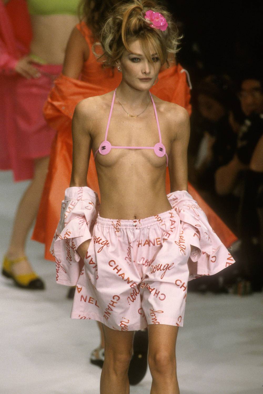 Carla Bruni na pokazie Chanel, rok 1996 (Fot. Getty Images)